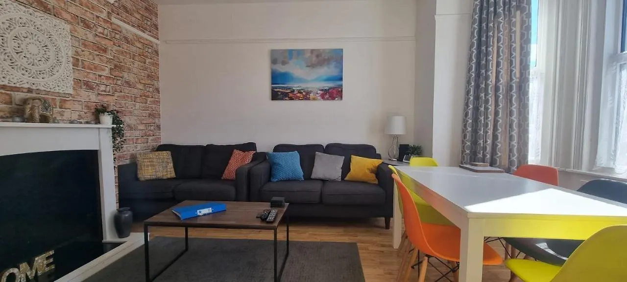 5-Bedroom Kings House With Garden L Spacious L Close To The Centre L Shops L Restaurants Bournemouth 0*,  United Kingdom
