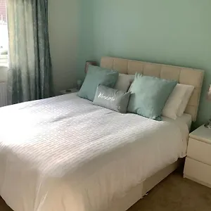 Private Room, Shared Bathroom With One Other, Tea And Coffee Making Facilities, Mini Fridge And Hairdryer, King Sized Bed With Help Yourself Continental Breakfast In Secluded Modern With Parking Homestay