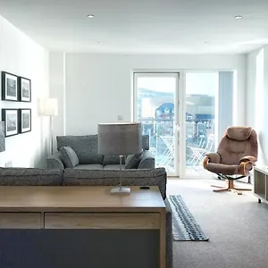 Elegant And Bright Seaside In Marina Swansea
