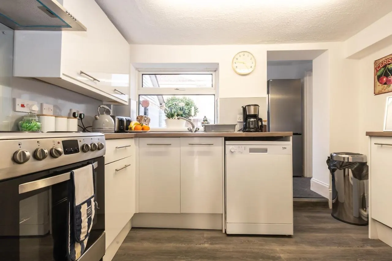 5-Bedroom Kings House With Garden L Spacious L Close To The Centre L Shops L Restaurants Bournemouth 0*,  United Kingdom