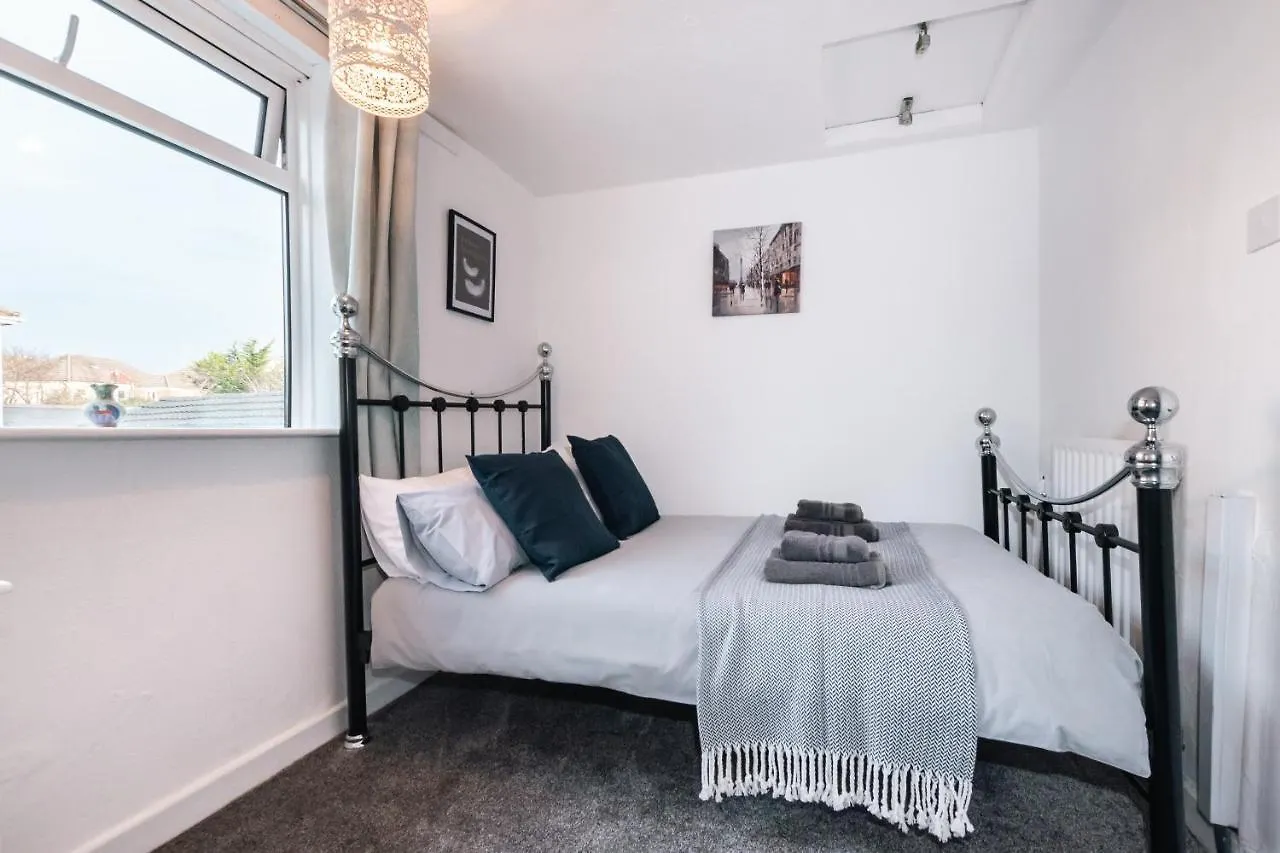 Holiday home 5-Bedroom Kings House With Garden L Spacious L Close To The Centre L Shops L Restaurants Bournemouth
