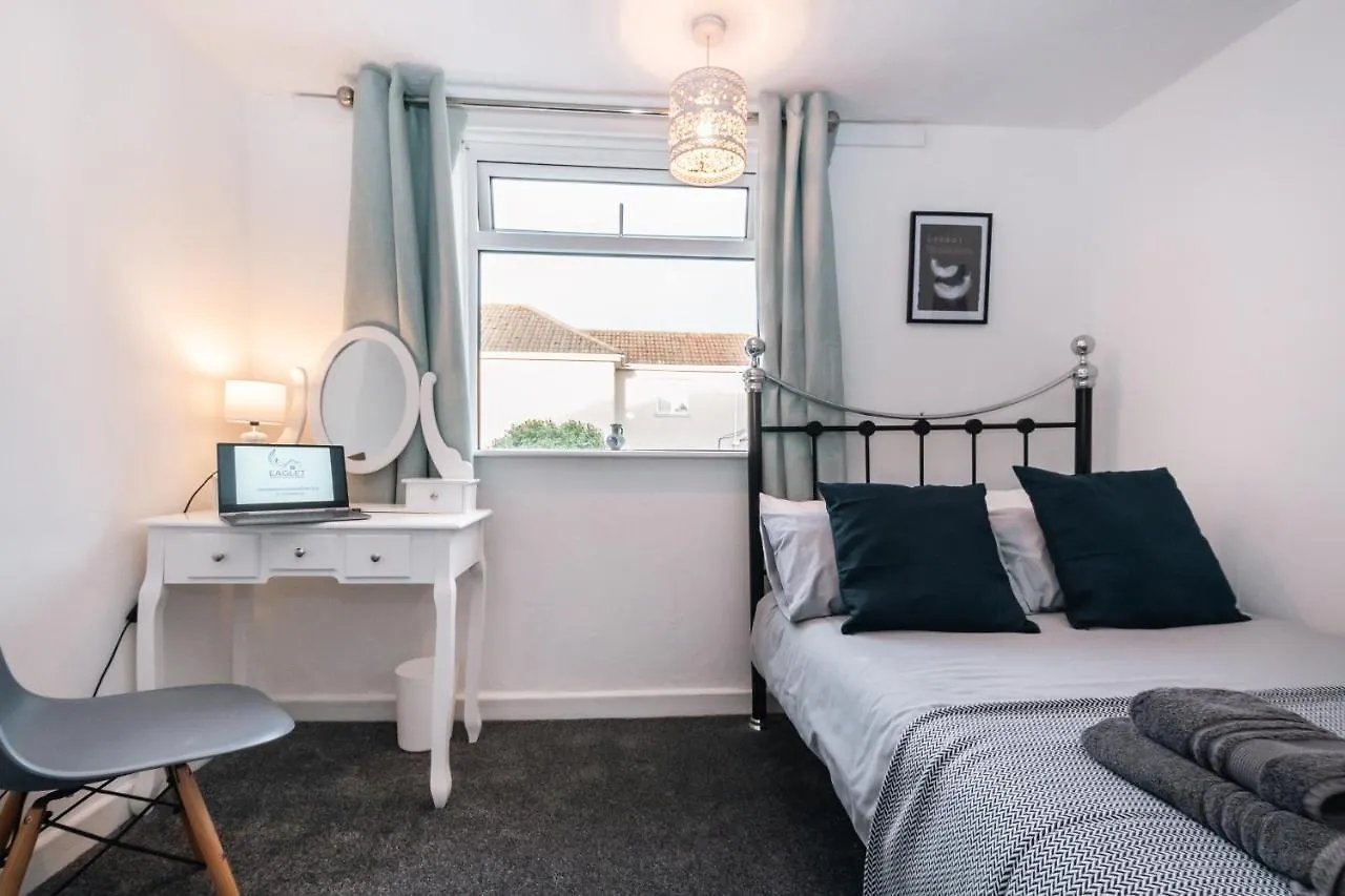 Holiday home 5-Bedroom Kings House With Garden L Spacious L Close To The Centre L Shops L Restaurants Bournemouth United Kingdom