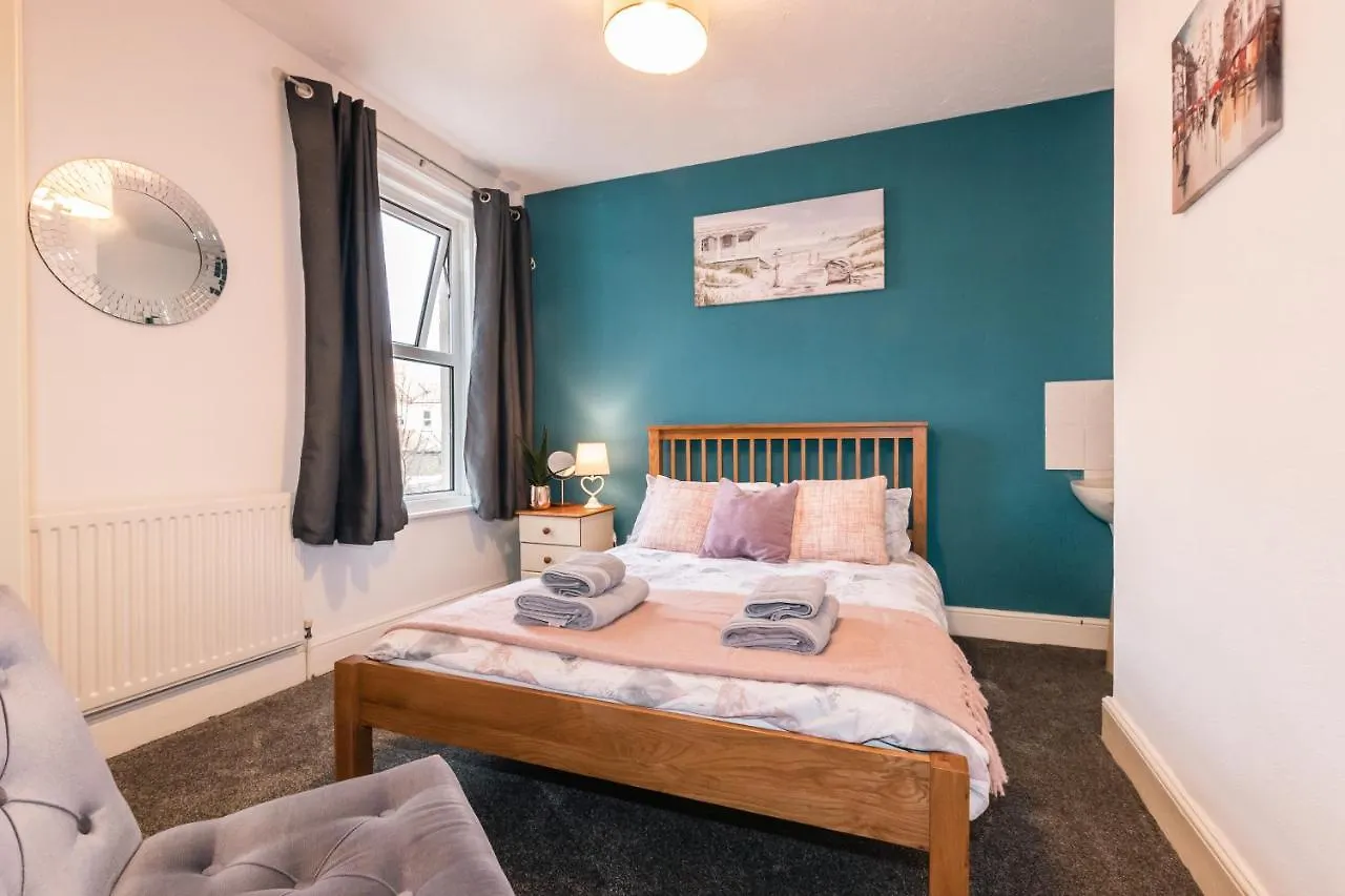5-Bedroom Kings House With Garden L Spacious L Close To The Centre L Shops L Restaurants Bournemouth Holiday home