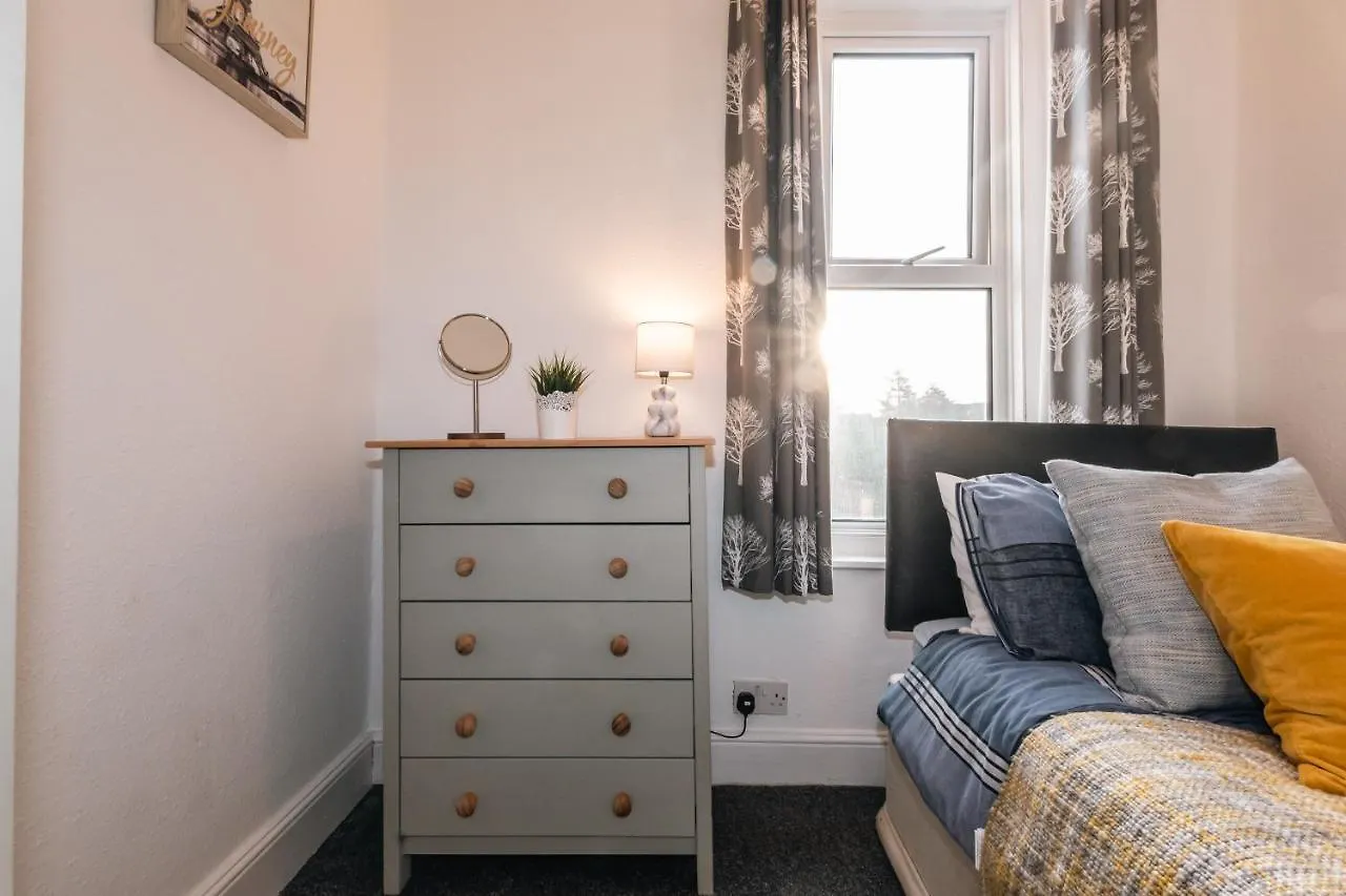 Holiday home 5-Bedroom Kings House With Garden L Spacious L Close To The Centre L Shops L Restaurants Bournemouth