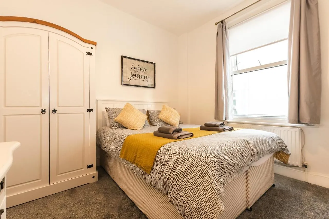 5-Bedroom Kings House With Garden L Spacious L Close To The Centre L Shops L Restaurants Bournemouth