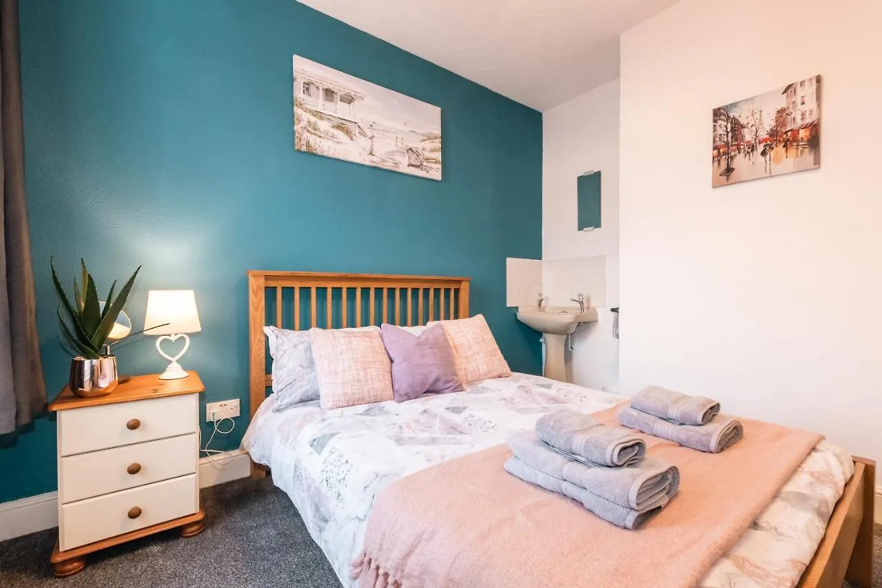 5-Bedroom Kings House With Garden L Spacious L Close To The Centre L Shops L Restaurants Bournemouth