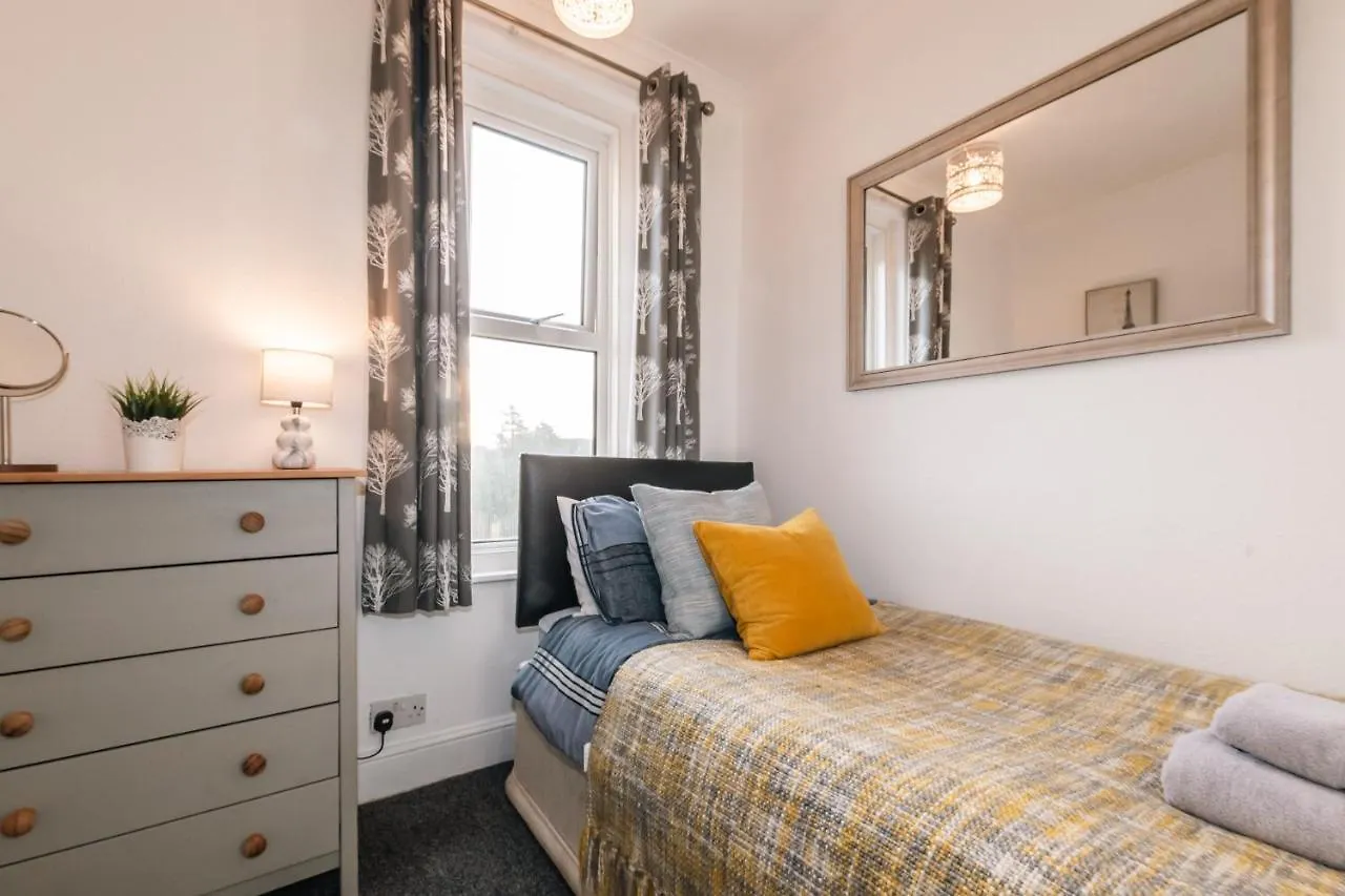 Holiday home 5-Bedroom Kings House With Garden L Spacious L Close To The Centre L Shops L Restaurants Bournemouth